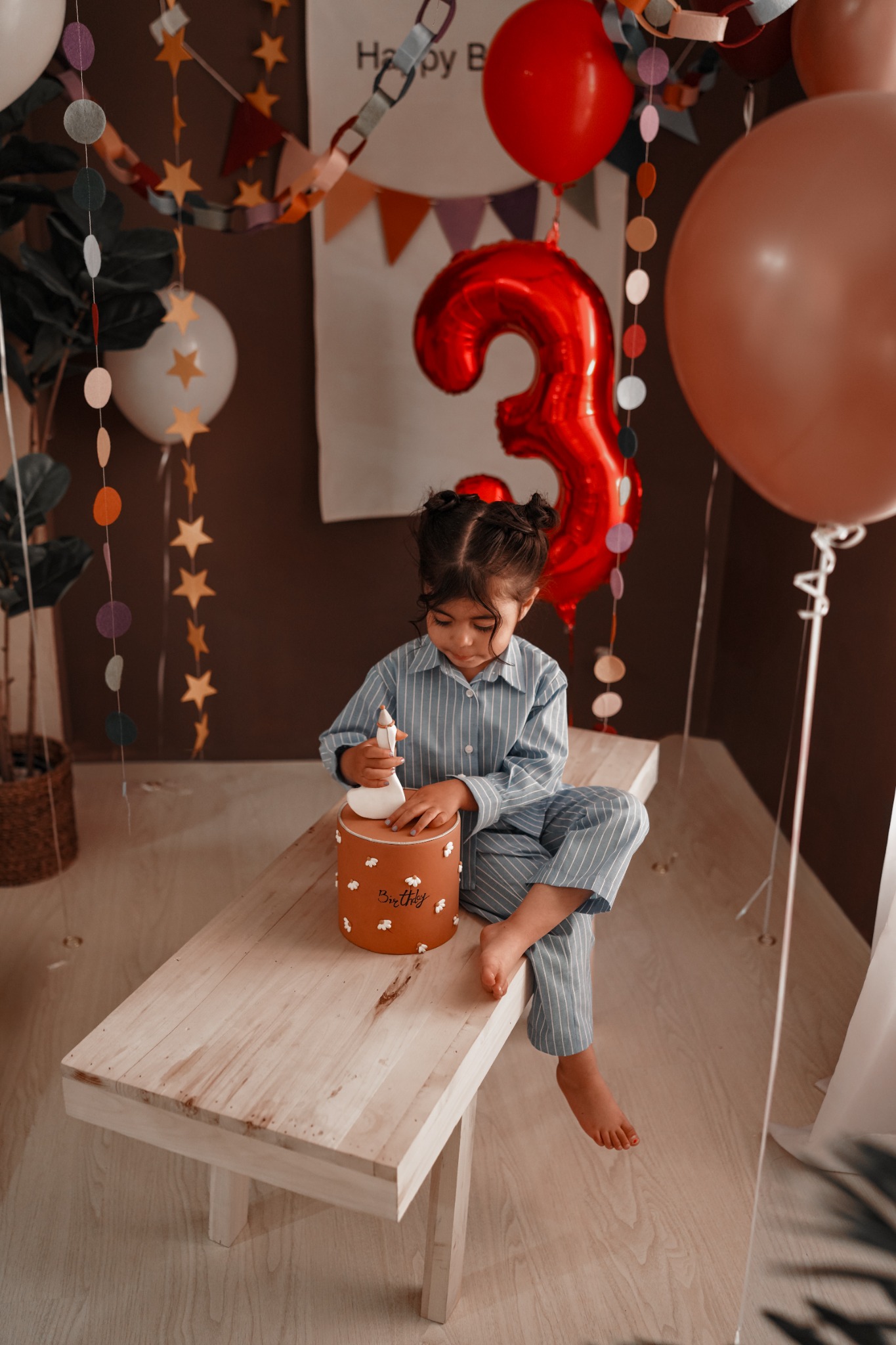 پرتره کودک کنار کیک تولد