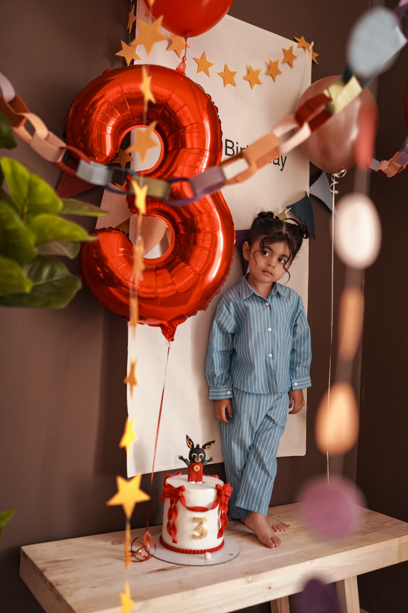 پرتره کودک در دکور تولد استودیویی