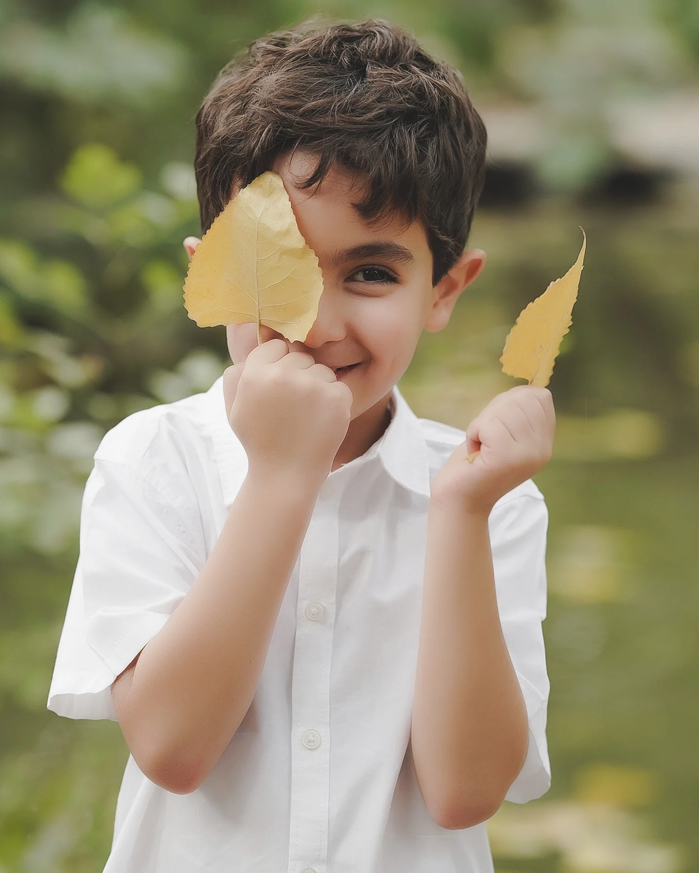 پرتره کودک در میان برگ‌ها
