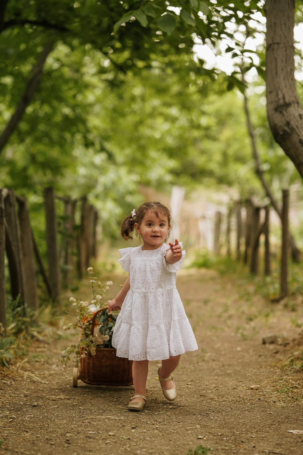 عکاسی کودک در باغ با نور طبیعی